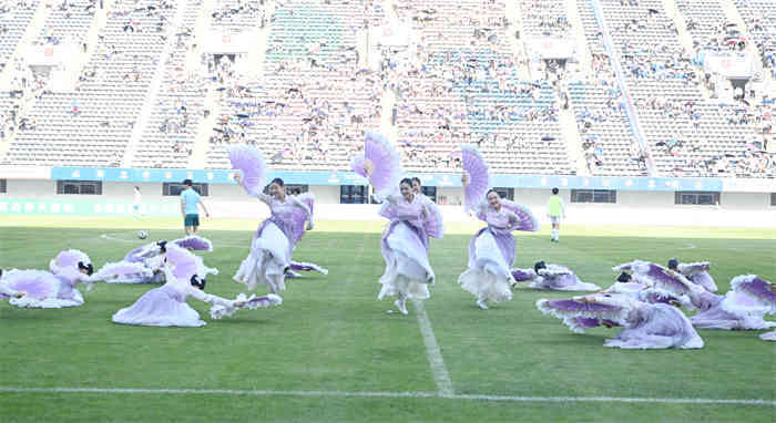 情与对未来, 表演以豪迈